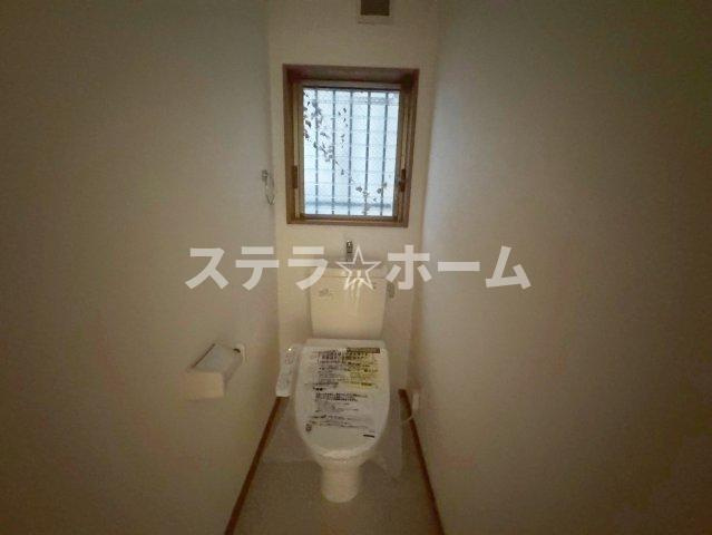 井高野1 中古戸建のトイレ|落ち着いた色調のトイレです
