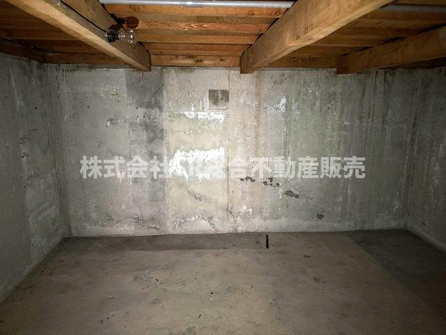 善根寺町5丁目中古戸建の収納|車庫の奥には便利な物置がございます