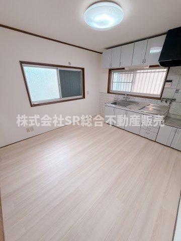 善根寺町5丁目中古戸建のキッチン|使いやすい居間です