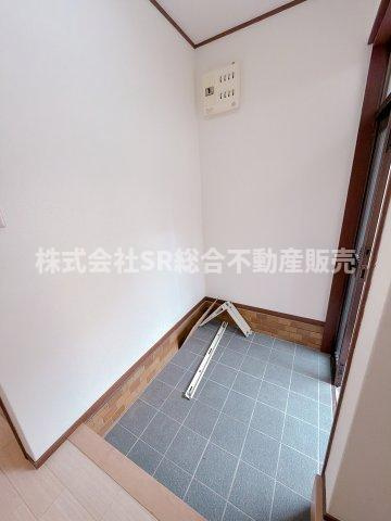 善根寺町5丁目中古戸建の玄関|玄関にシューズボックスを置いても広く使えます！
