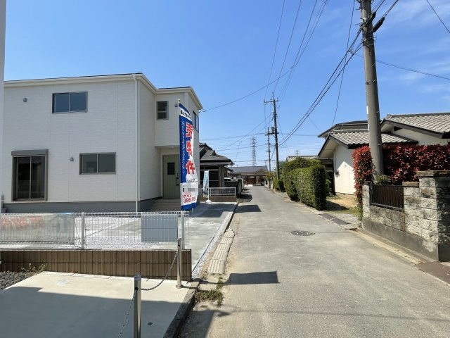 藤岡市立石第2（全1棟）1号棟の前面道路含む現地写真