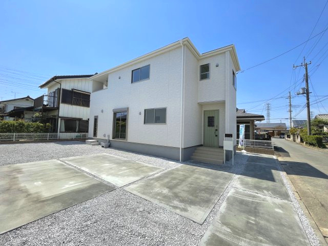 藤岡市立石第2（全1棟）1号棟の外観|ナチュラルで飽きの来ないデザインは流行に左右されない家の形です。外構も綺麗に仕上がっています(^▽^)/
