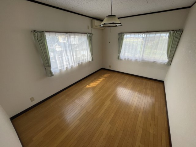 高島市新旭町太田中古戸建の洋室