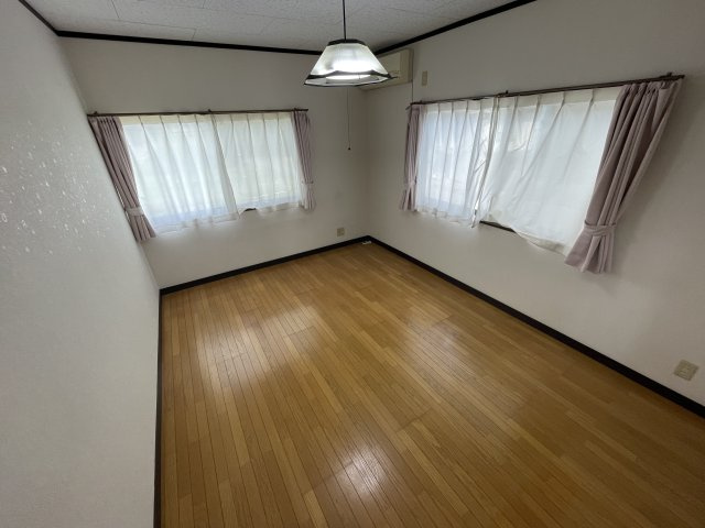 高島市新旭町太田中古戸建の洋室