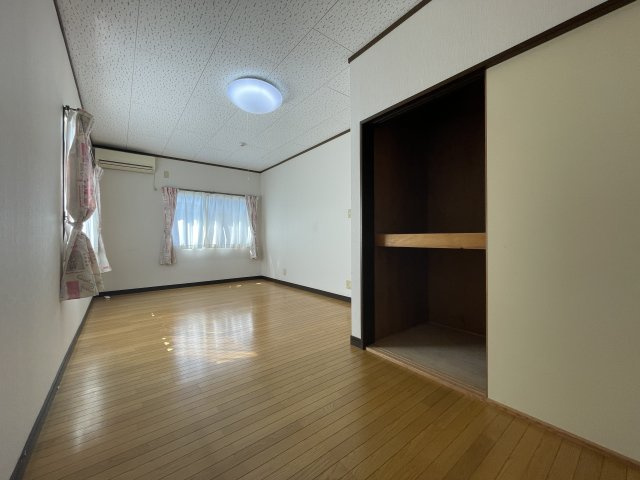 高島市新旭町太田中古戸建の洋室