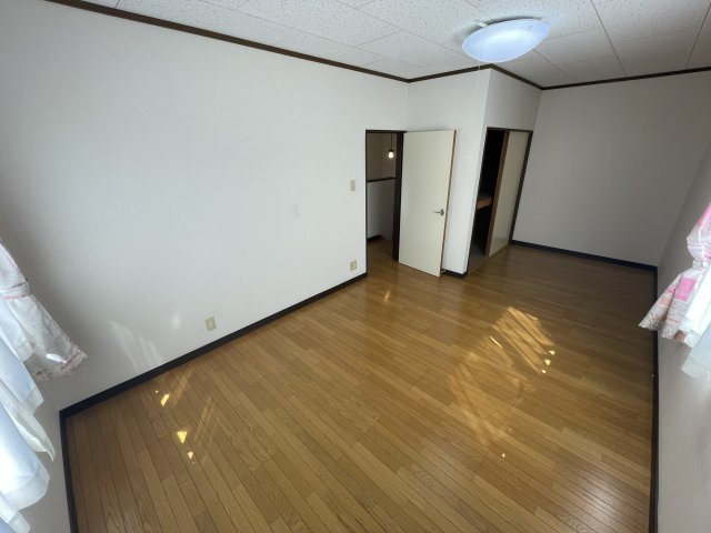 高島市新旭町太田中古戸建の洋室