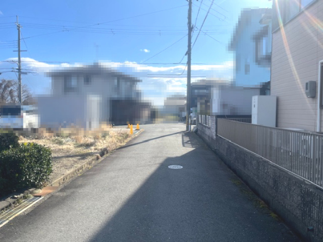 高島市新旭町太田中古戸建の前面道路含む現地写真