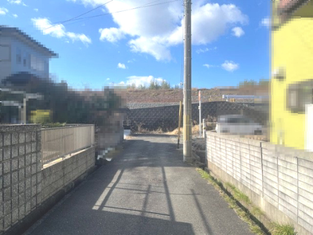 高島市新旭町太田中古戸建の前面道路含む現地写真