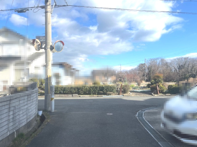 高島市新旭町太田中古戸建の前面道路含む現地写真