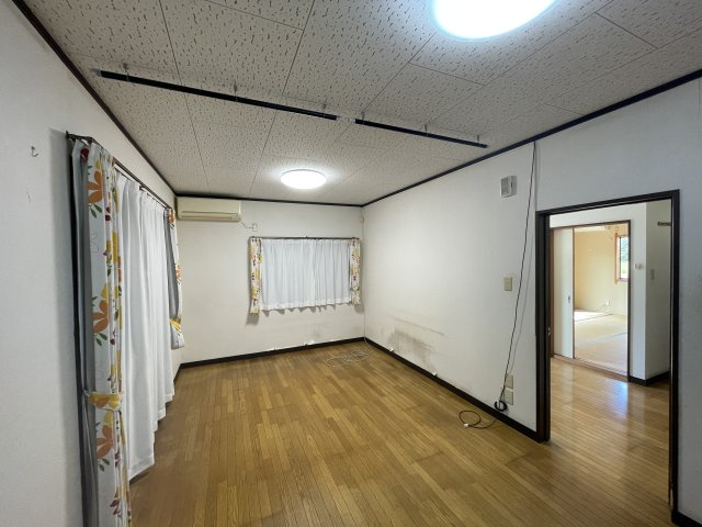 高島市新旭町太田中古戸建の居間・リビング