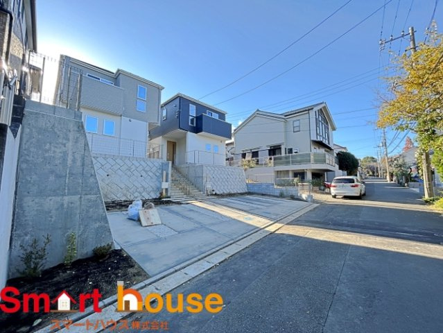 神奈川県座間市立野台　新築２棟の前面道路含む現地写真|食洗機・網戸・シャッター標準搭載！
車２台並列駐車可能！
お気軽にお問い合わせください！