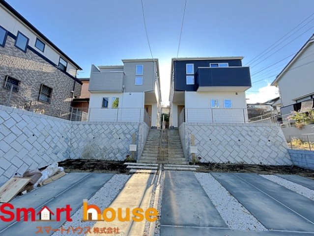 神奈川県座間市立野台　新築２棟の外観|外壁が周囲の街並みと青空に生えるお洒落な仕上がり！周囲には高い建物のないエリア。青い空が大きく感じますね。