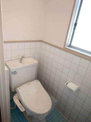 宝塚市中州１丁目戸建のトイレ|落ち着いた色調のトイレです