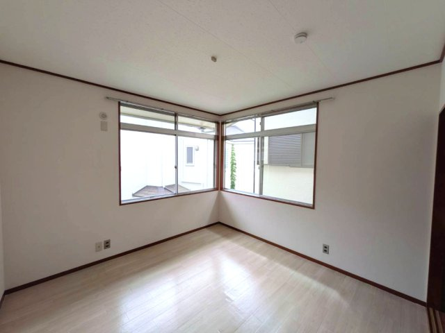 宝塚市中州１丁目戸建の洋室|明るい洋室です