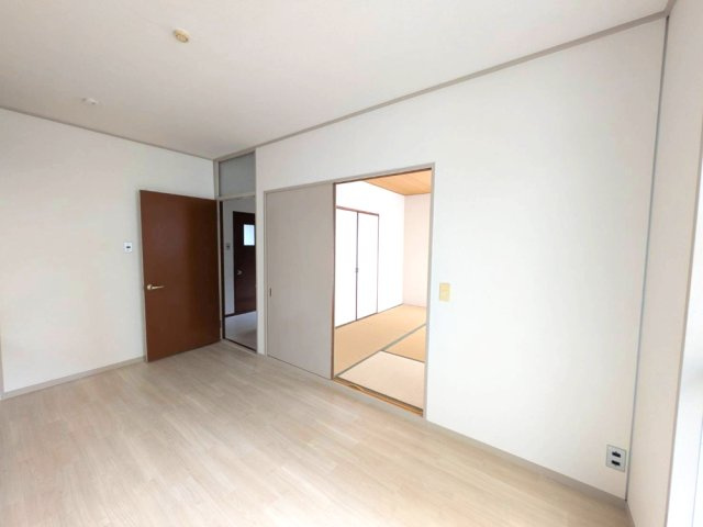 宝塚市中州１丁目戸建の居間・リビング|使いやすいリビングです