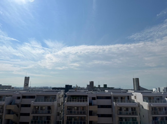 【展望】 | 前方に遮るものがない高層階からの見晴らしは抜群です！バルコニーからは大きな青空の眺めが最高です♪