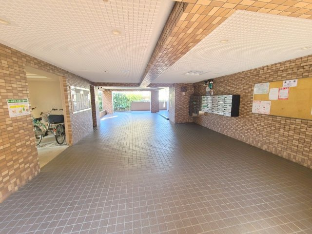 ヴェルナール学園前A棟のロビー