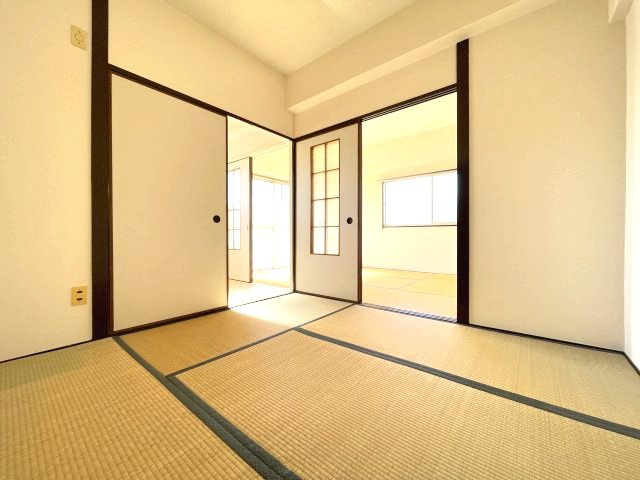 レジデンス摂津（分譲賃貸）の和室|明るい和室です