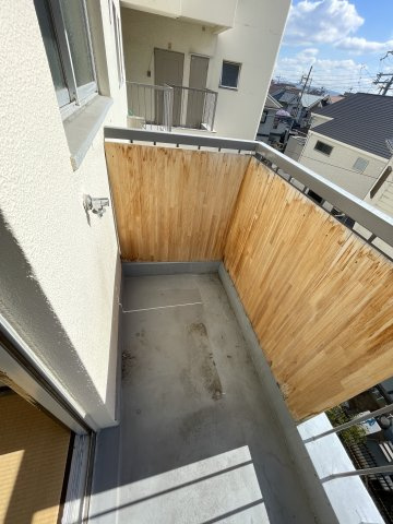 レジデンス摂津（分譲賃貸）のバルコニー|落ち着いた時間を過ごせるバルコニーです