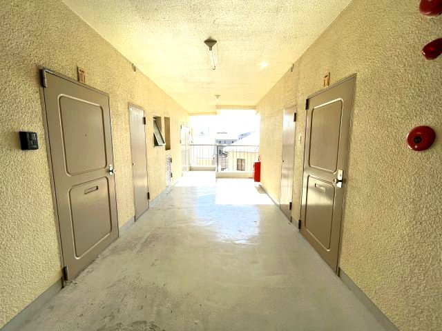 レジデンス摂津（分譲賃貸）のその他|玄関側廊下です