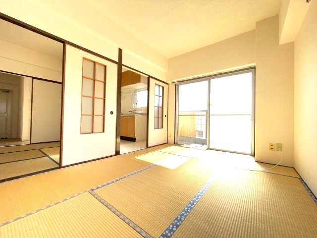 レジデンス摂津（分譲賃貸）の居間・リビング|ゆったりとした居間です