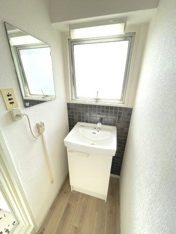 レジデンス摂津（分譲賃貸）の独立洗面台|明るい洗面所です