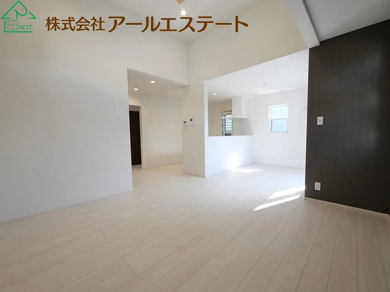 小野市王子町　　神戸電鉄粟生線「葉多駅」徒歩13分の居間・リビング