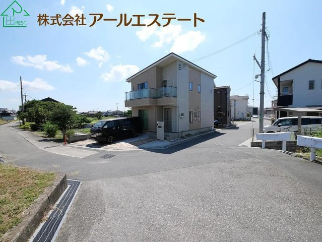 加古川市加古川町友沢　　中古戸建の前面道路含む現地写真