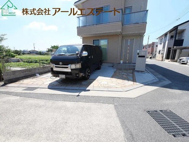 加古川市加古川町友沢　中古戸建の駐車場