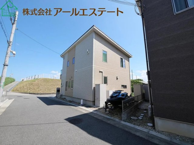 加古川市加古川町友沢　　中古戸建の前面道路含む現地写真