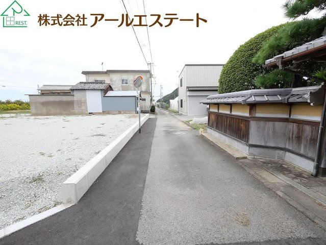 加古川市平荘町里　　売土地の前面道路含む現地写真