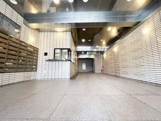 【エントランス】 | 開放的で清潔感のあるエントランスが出迎えてくれます。