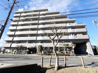 【外観】 | 西武池袋線「東久留米」駅から徒歩１５分。目の前に新座駅行のバス停もあるので通勤通学にも大変便利です。