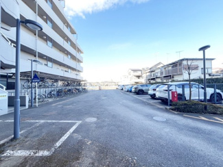 【駐車場】 | 駐輪、駐車スペースもゆとりがあり運転に自信がない方も安心です。