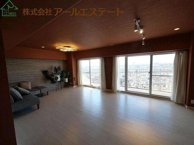 マンハイム加古川　　山陽電鉄「別府駅」徒歩7分の居間・リビング