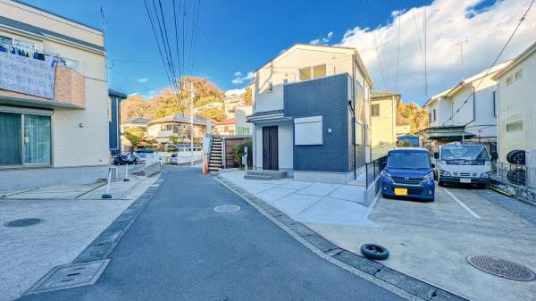 横浜市金沢区富岡東３丁目の新築一戸建の前面道路含む現地写真|車通りが少ない為、小さなお子様にも安心です。
是非一度、現地へ起こしください。

