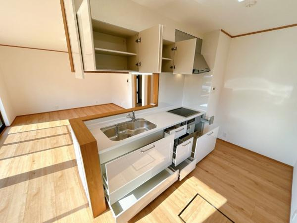 宮崎市東大宮　中古戸建のキッチン|【キッチン】
火力の調整が楽で安全性の高い人気のIH。お子様も見守れる対面キッチン！