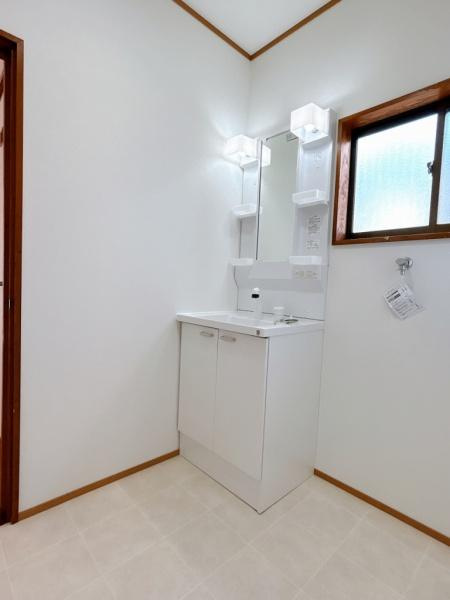 宮崎市東大宮　中古戸建の独立洗面台|【洗面台・洗面所】
窓が換気、採光面でも活躍してくれますね！洗面台は嬉しいシャンプードレッサー！