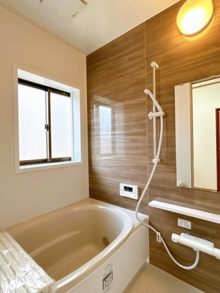 宮崎市東大宮　中古戸建の浴室|【浴室】
足を伸ばして入れる1坪タイプのバスルーム！日頃の疲れを癒してくれます！
