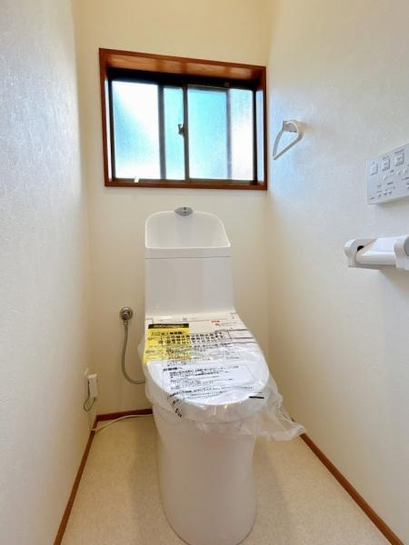 宮崎市東大宮　中古戸建のトイレ|【トイレ】
白を基調とした清潔感のあるトイレです！ウォシュレット機能付き。