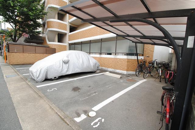 日吉壱番館の駐車場