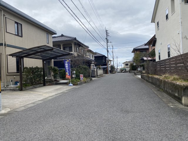 中古戸建の前面道路含む現地写真