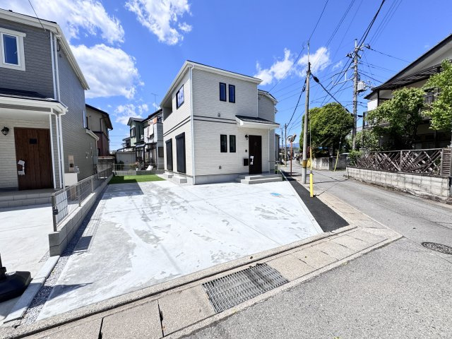 新築　高崎市上小鳥町3期　1号棟の駐車場|現地写真　コンクリート舗装された駐車スペースは車の出し入れラクラク♪詰めれば３台停められます。
