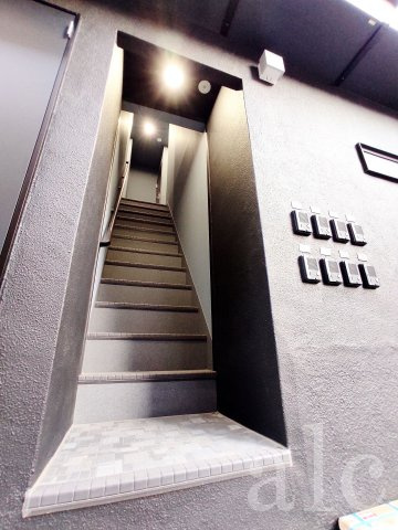 杉並区荻窪３丁目のアパートのエントランス