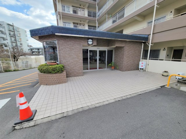 学園前ガーデンハイツのエントランス