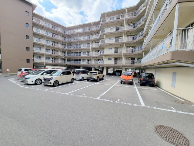 学園前ガーデンハイツの駐車場
