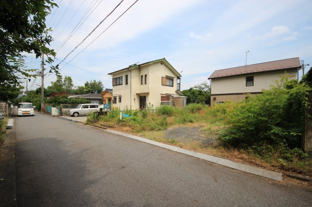大津市南小松字菖蒲谷1594-172　売土地の前面道路含む現地写真
