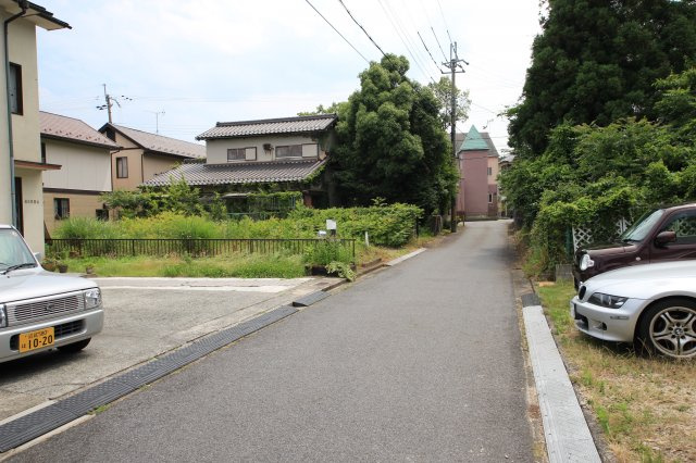 大津市南小松字菖蒲谷1594-172　売土地の前面道路含む現地写真