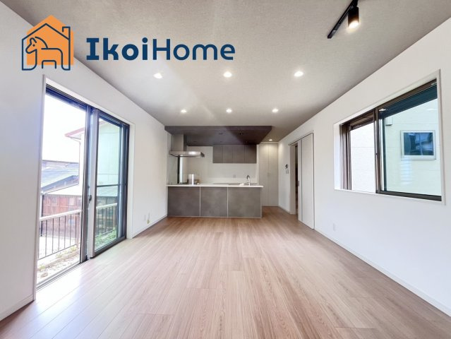 玉津町高津橋　新築戸建の居間・リビング|●年中無休・当日予約可●LDKは三面採光で風通し良好！とても明るい団らんスペースです♪