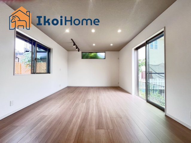 玉津町高津橋　新築戸建の居間・リビング|【ホームページに現地動画掲載中】●年中無休：当日予約可●リビングは間接照明が多くおしゃれな空間です♪